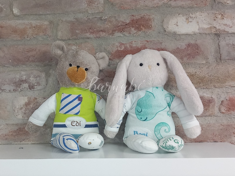 EMLÉK-plüss babaruhából, névvel hímezve